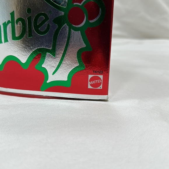 Happy Holidays Barbie - Picture 4 of 8